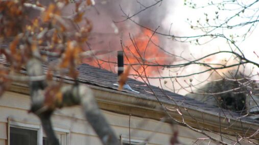 Feuer am Dach eines Hauses, Brandrisiko